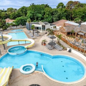 Piscine extérieure avec toboggans et bassins au Flower Camping Au Bois des Biches