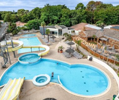 Piscine extérieure avec toboggans et bassins au Flower Camping Au Bois des Biches