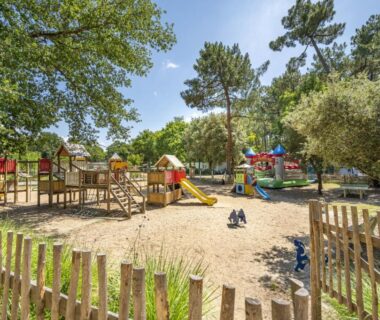 Aire de jeux sablée avec structures en bois au Flower Camping Au Bois des Biches