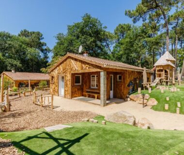 Aire de jeux et chalet dans la forêt au Flower Camping Au Bois des Biches