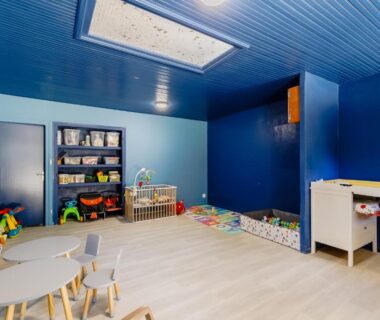Salle de jeux intérieure avec table et jouets au Flower Camping Au Bois des Biches