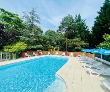 Piscine extérieure avec transats et parasols au Flower Camping La Pibola