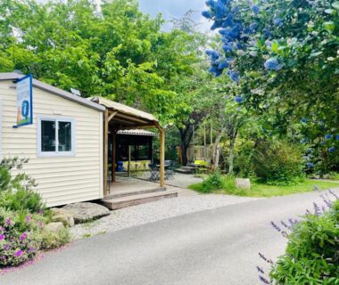 Mobil-home avec terrasse dans un cadre arboré au Flower Camping La Pibola