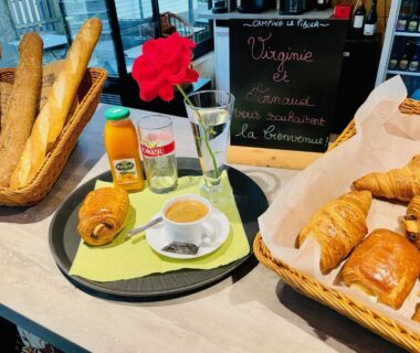 Comptoir avec viennoiseries café et baguettes au Flower Camping La Pibola