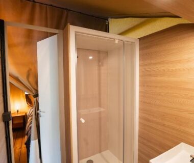Salle d'eau avec douche cabine dans l'hébergement au Flower Camping La Sténiole