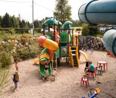Aire de jeux avec toboggans aquatiques au Flower Camping La Sténiole
