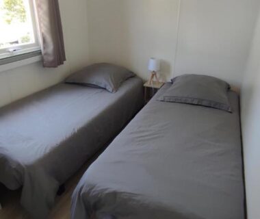 Chambre avec deux lits dans Franck's tiny house Les Viviers