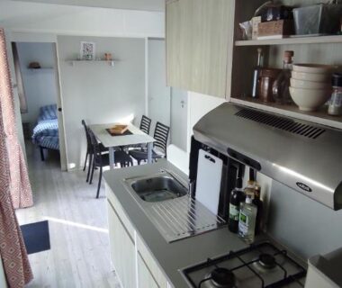 Intérieur avec kitchenette et coin repas dans Franck's tiny house Les Viviers