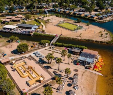 Plage avec kayaks et terrasses au bord de l'eau du Franck’s tiny house Les Viviers