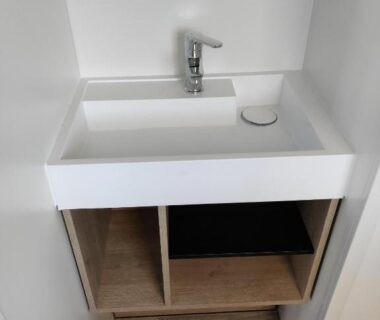 Salle d'eau avec lavabo et meuble bois au camping Frédéric et Maëva