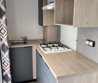 Cuisine compacte avec plaque de cuisson dans le mobil-home Frédéric et Maëva
