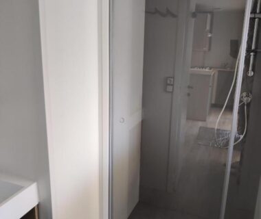 Salle de bain avec cabine de douche du camping Frédéric et Maëva