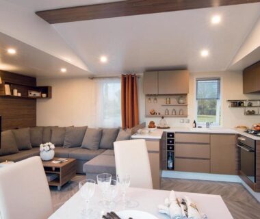 Intérieur salon et cuisine du mobil-home au camping Fun et Nature
