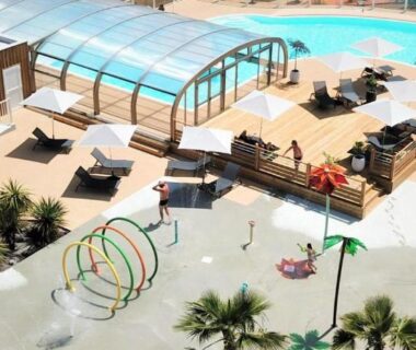 Espace piscine avec pataugeoire et transats au camping Fun et Nature