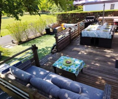 Terrasse en bois avec canapés et tables du Fun et Nature