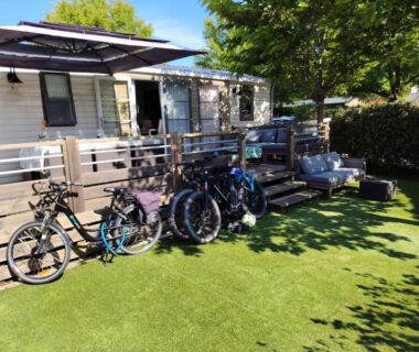 Terrasse de mobil-home avec vélos et salon extérieur au camping Fun et Nature