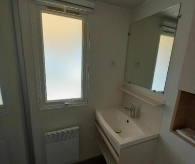 Salle de bain avec lavabo miroir et fenêtre dans le GC – Confort et détente