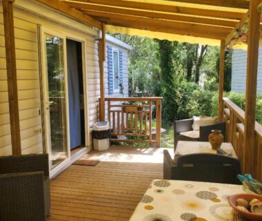 Terrasse couverte avec table et salon sur parcelle arborée du GC - Confort et détente 3 ch 2 sdb