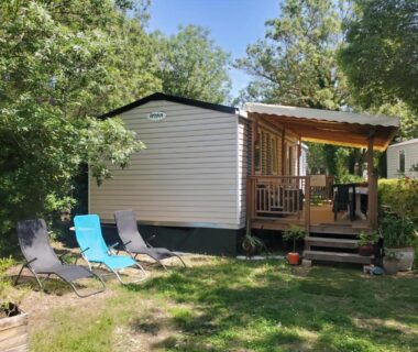 Terrasse couverte avec chaises longues devant mobil home GC Confort et détente