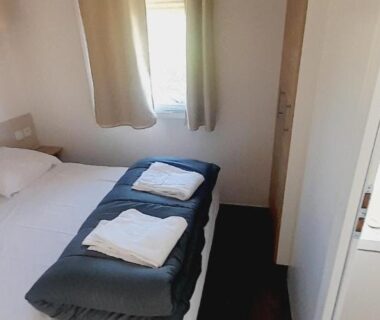 Chambre avec lit double et serviettes dans le GC Confort et détente 3 ch 2 sdb au calme