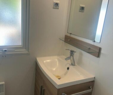 Salle d'eau avec lavabo miroir et meuble dans le GRS Mobil Home