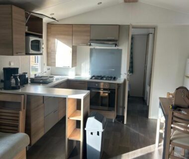 Intérieur avec kitchenette, plaque de cuisson et coin repas du GRS Mobil Home