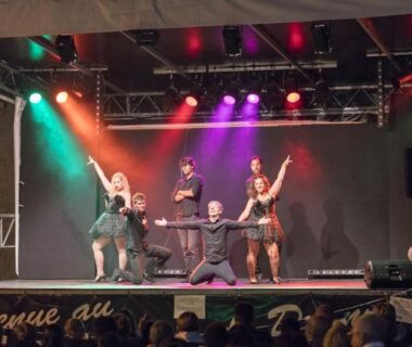 Scène de spectacle avec artistes en représentation au camping GRS Mobil Home