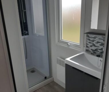 Salle d'eau avec douche et lavabo du GUIG99 camping les dunes de Contis