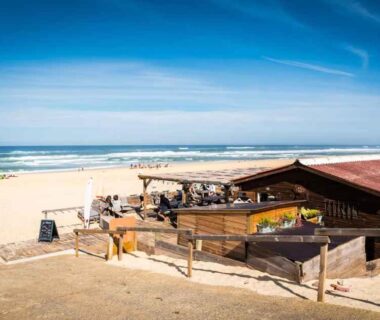Plage et bar en bois face à l'océan au camping GUIG99 Les Dunes de Contis