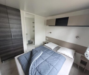 Chambre double avec lit et placard dans le mobil-home GUIG99 camping les dunes de Contis