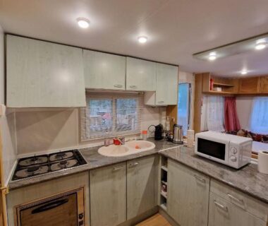 Cuisine équipée dans le mobil-home du Gard les Dolmens