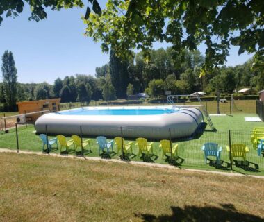 Espace piscine hors-sol entouré de chaises sur pelouse au Gite Le Bois Fleuri
