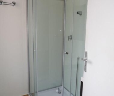 Salle de bains avec cabine de douche du Gite Le Bois Fleuri