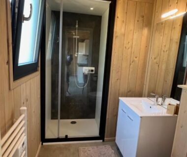 Salle de bains avec douche vitrée et meuble lavabo du Gîte avec son SPA privatif