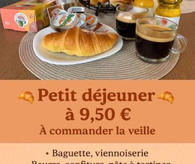 Table de petit déjeuner avec croissant café et jus d'orange dans le Gîte avec son SPA privatif