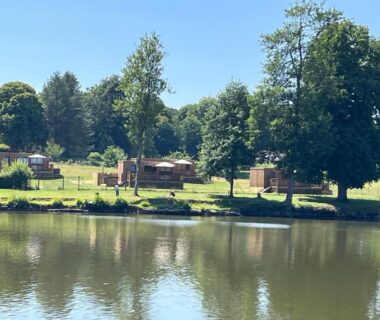 Bord de lac avec chalets et arbres au Gîte avec son SPA privatif