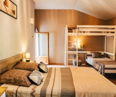 Chambre avec lit double et lits superposés au Gite et chambres dHotes de Cozance