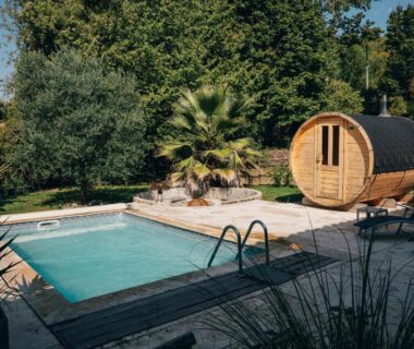 Piscine extérieure et sauna tonneau au Gite et chambres d'Hotes de Cozance