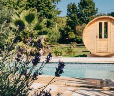 Bord de piscine avec sauna au Gite et chambres d'Hotes de Cozance