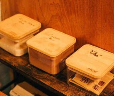 Sur une étagère boîtes en bois dans le Gite et chambres d'Hotes de Cozance
