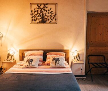 Chambre double avec lit et lampes au Gite et chambres d'Hotes de Cozance