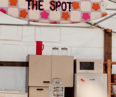 Sous tente kitchenette compacte avec frigo et carafe au Glamping Spot Penmarch