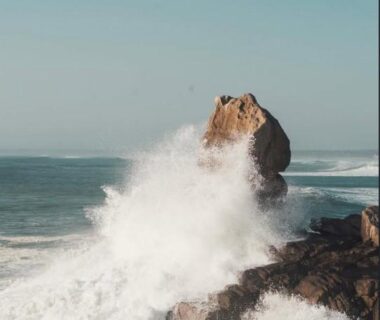 Côte rocheuse avec vagues déferlantes au Glamping Spot Penmarch