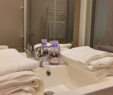 Lavabo et serviettes pliées dans la salle de bains du Glamping Terre & Mer