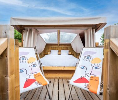Terrasse en bois avec tonnelle et transats au Glamping Urrugne