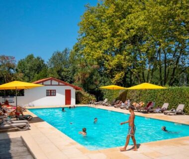 Piscine extérieure avec baigneurs transats et parasols au Glamping Urrugne