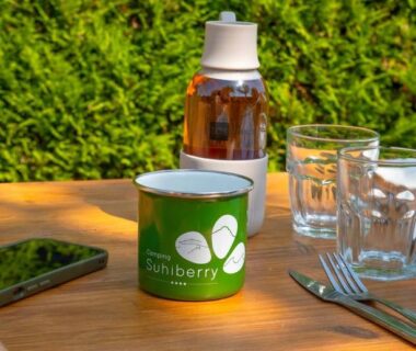 Terrasse avec gobelet bouteille et verres au Glamping Urrugne