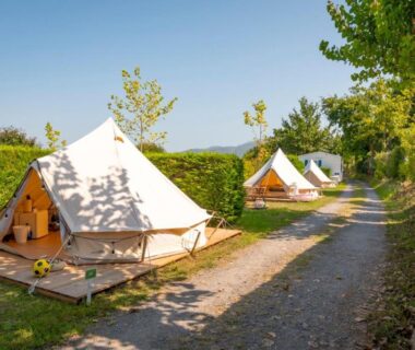 Allée bordée de tentes sur plateformes au Glamping Urrugne