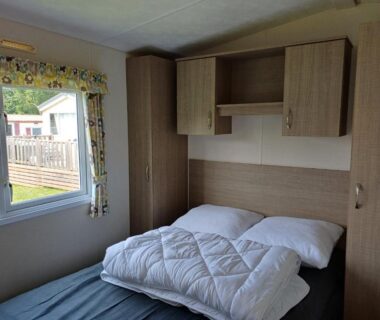 Chambre avec lit double et rangements dans le mobil-home Glenan01