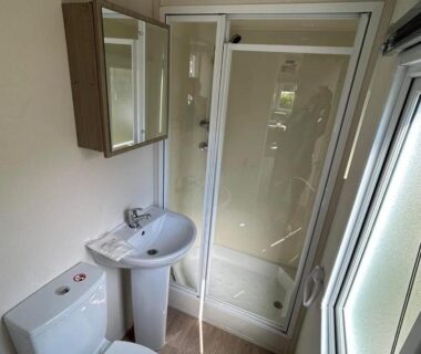 Salle de bain avec douche et lavabo du Glenan01